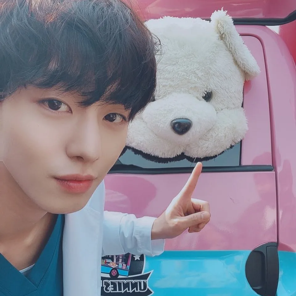 ahn hyo seop mặc áo blouse