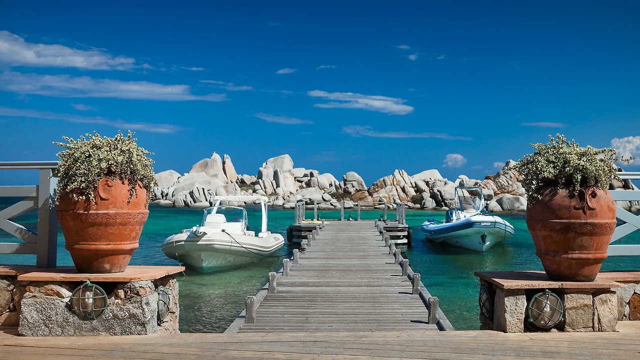 Khung cảnh vô cùng tráng lệ từ bến tàu nhỏ của Hôtel & Spa Des Pêcheurs nhìn ra bãi đá.