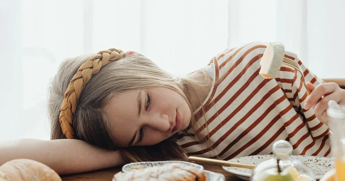 cô gái mệt mỏi - khi đói bụng không nên làm gì