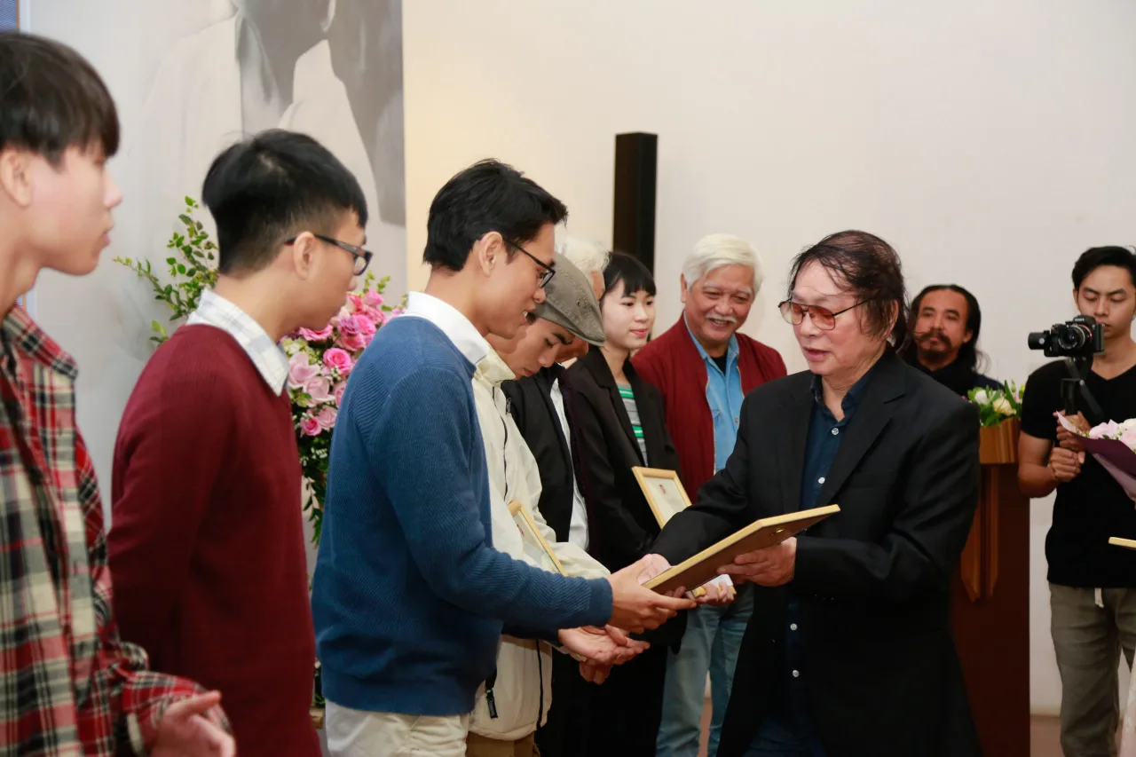 NSND Đặng Nhật Minh, nguyên Chủ tịch Quỹ Sáng tạo Lê Bá Đảng, trao giải thưởng cho các tài năng trẻ năm 2018 (Ảnh: Quỹ Sáng tạo Lê Bá Đảng)