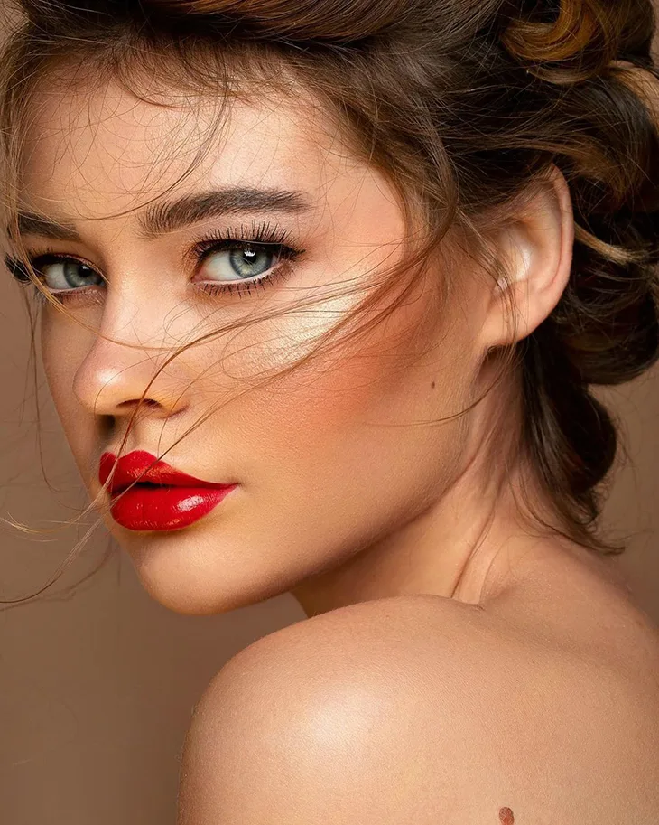 red lipstick cô gái bới tóc chụp nửa mặt