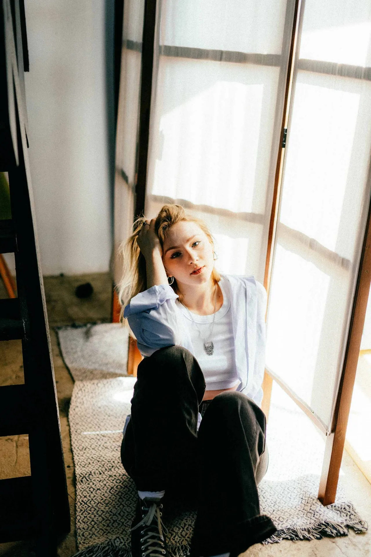 phụ nữ lựa chọn cuộc sống người phụ nữ elle ngồi bên cửa sổ