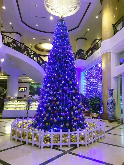 Cây thông Noel giữa đại sảnh khách sạn mang lại không khí tưng bừng của mùa Lễ hội. 