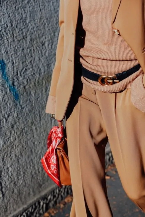 Tạo điểm nhấn cho trang phục trung tính bằng phụ kiện là một phương pháp được nhiều fashionista áp dụng.