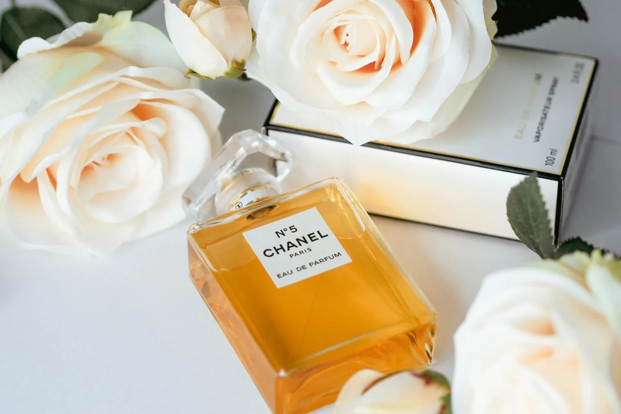 Nước hoa là quà tặng tinh tế dành tặng mẹ ngày 8-3.