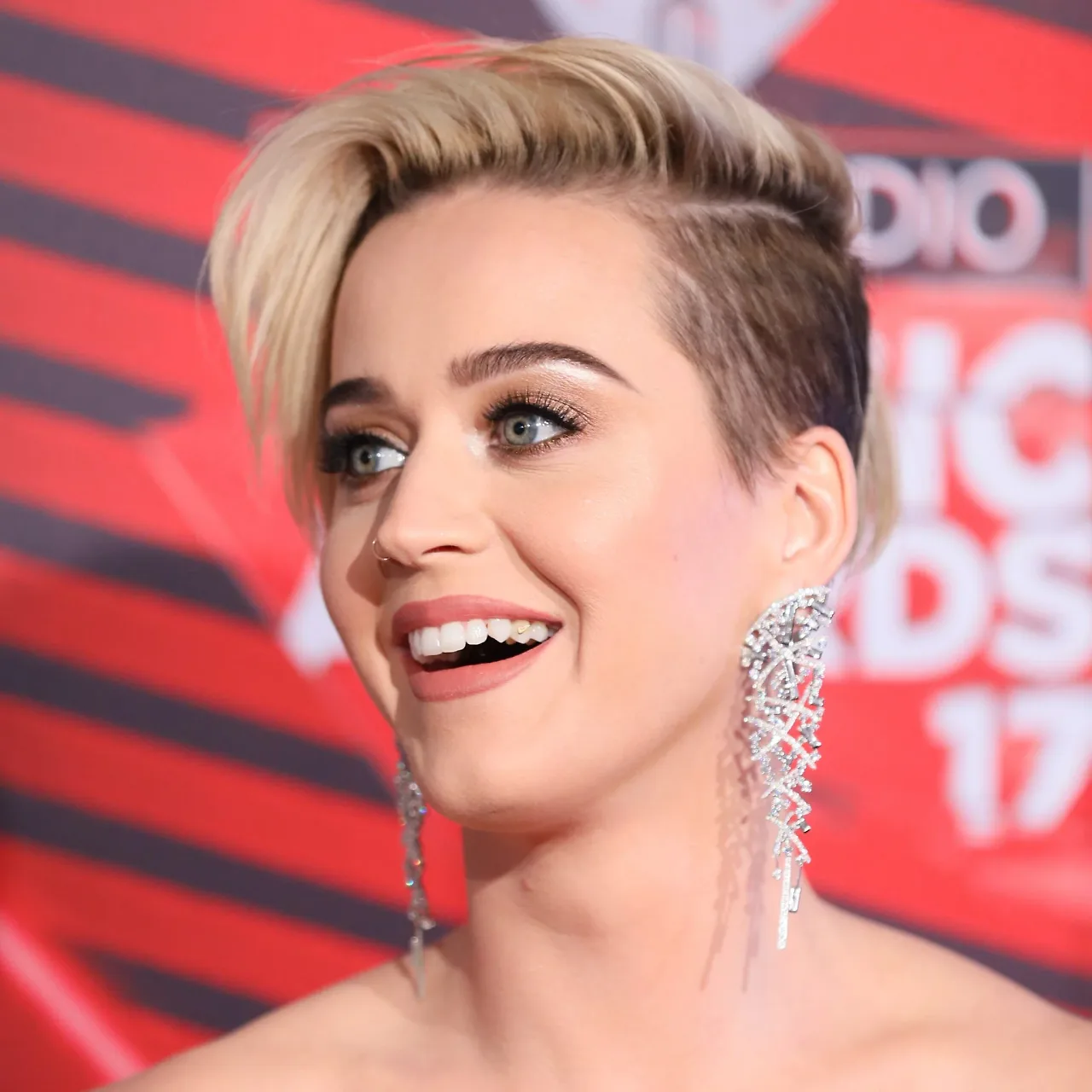 Nữ ca sĩ Katy Perry cũng từng lựa chọn phương pháp làm đẹp đính đá lên răng Katy Perry và mẫu răng ấn tượng