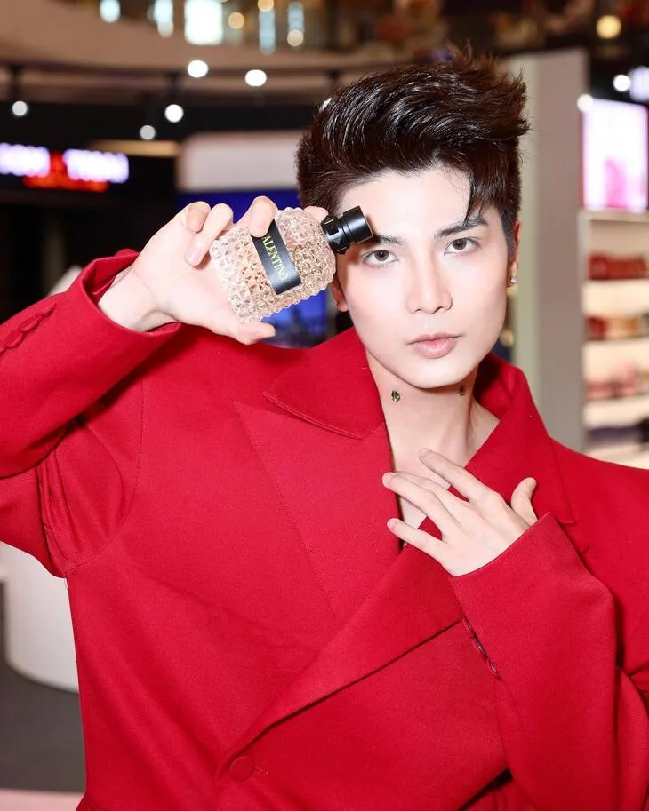 Mike Lei ấn tượng với mùi hương của Born In Roma. Mike Lei ấn tượng với mùi hương của Born In Roma