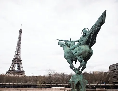 Paris như một thỏi nam châm, vẫn ngày ngày thu hút bao thế hệ làm nghệ thuật cùng tụ hội về đây. Paris như một thỏi nam châm, vẫn ngày ngày thu hút bao thế hệ làm nghệ thuật cùng tụ hội về đây.