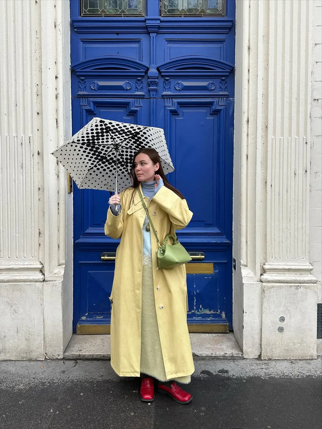 phối đồ trench coat màu vàng