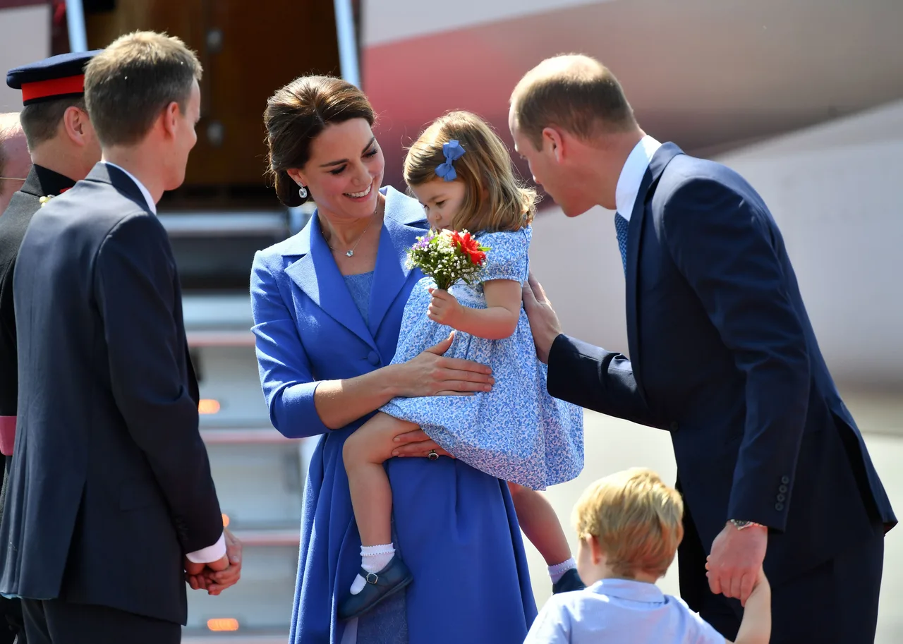 Tiểu công chúa Charlotte và công nương Kate Middleton mặc đồ màu xanh dương