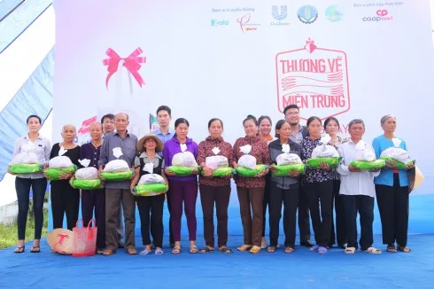Hơn 24.000 phần quà đã được chuyến xe "Thương về miền Trung" trao đến tay người dân