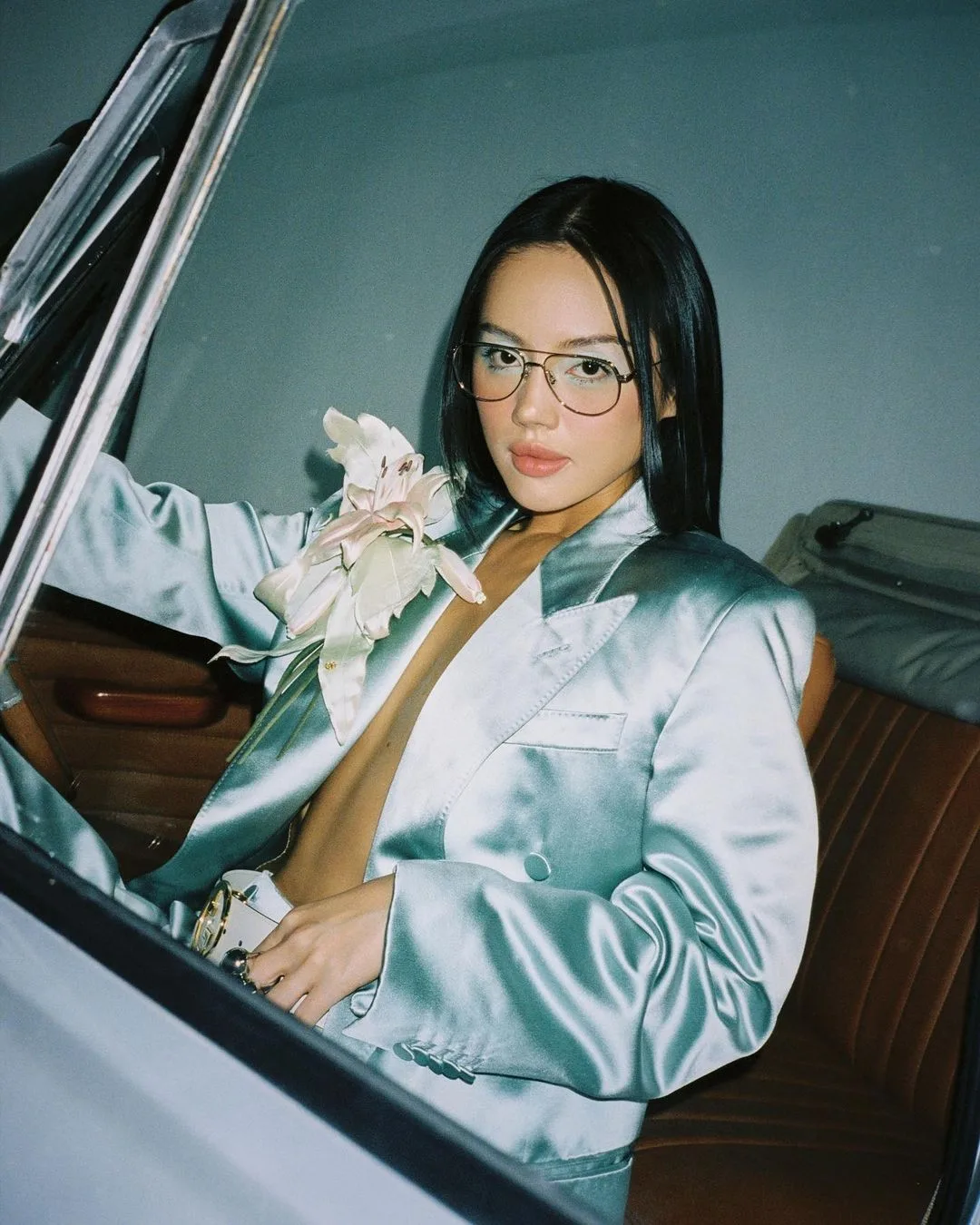 khánh linh diện blazer lụa không bra