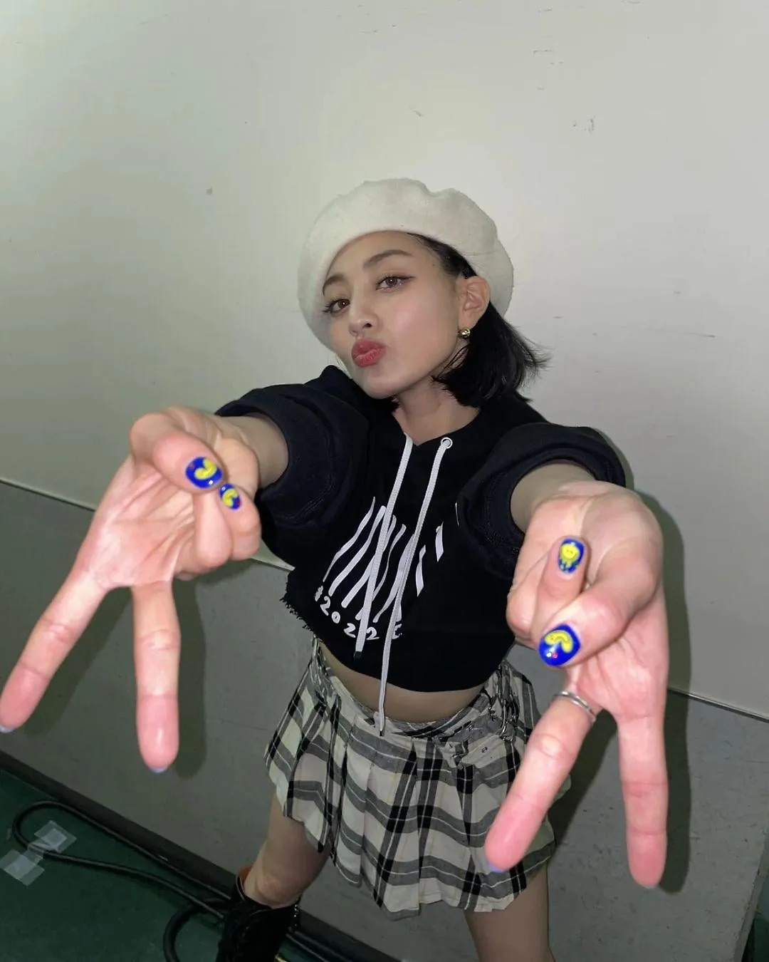Jihyo và mũ beret phối cùng croptop