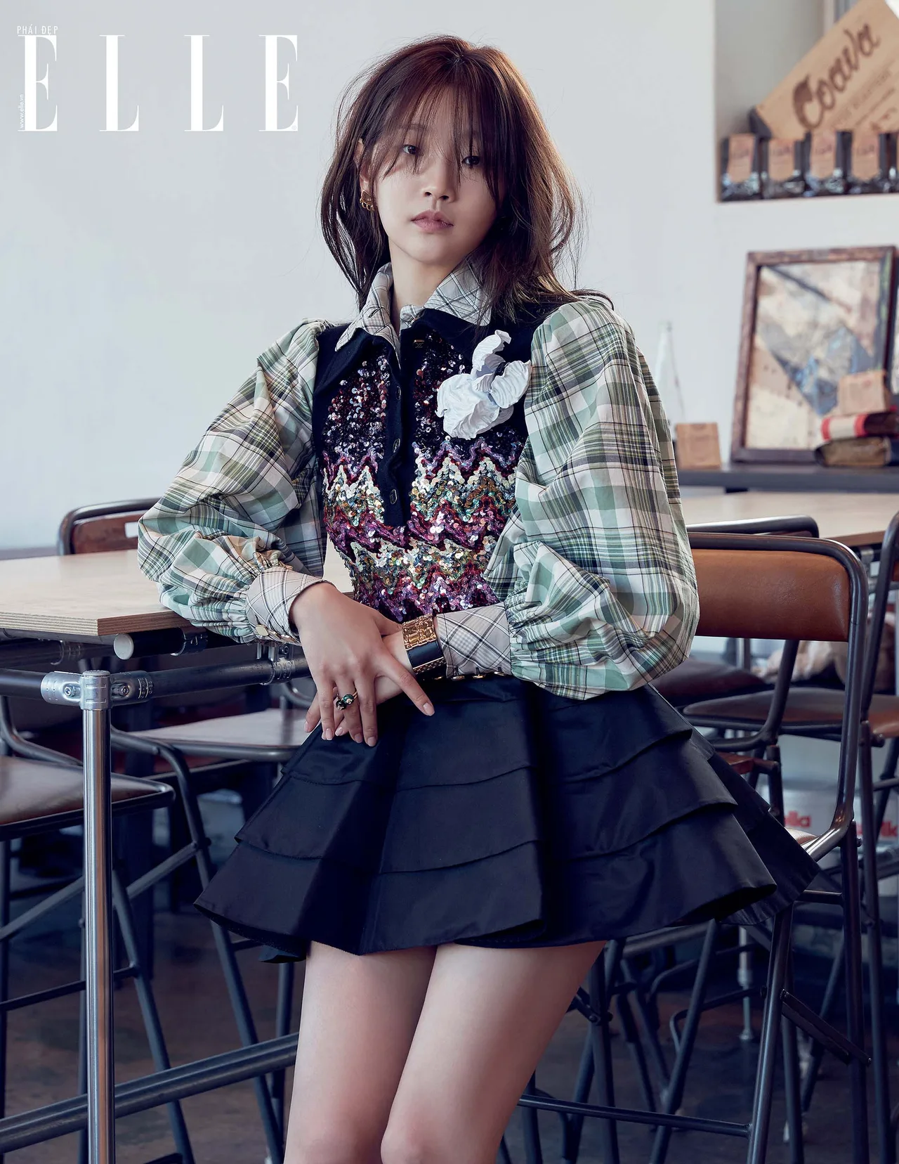 Park So Dam mặc chân váy xòe Park So Dam mặc chân váy xòe