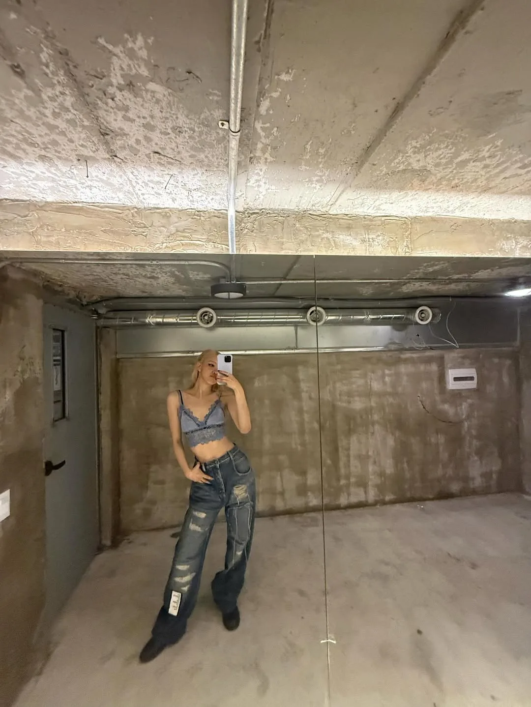 rose diện quần jeans rác phối bra