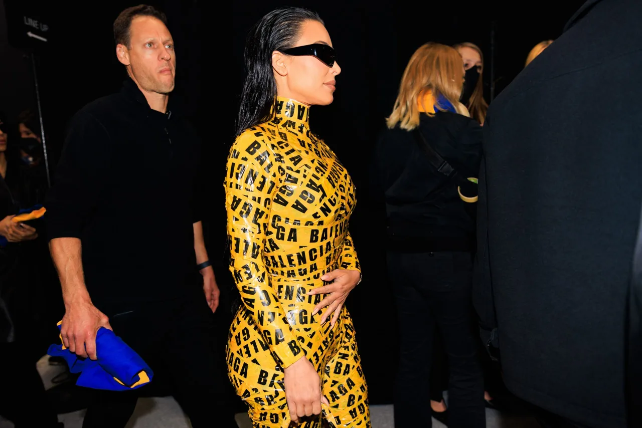 kim diện balenciaga tại paris fashion
