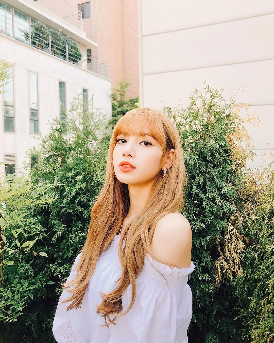 Thời trang của Lisa Blackpink diện áo trễ vai thuộc phong cách retro