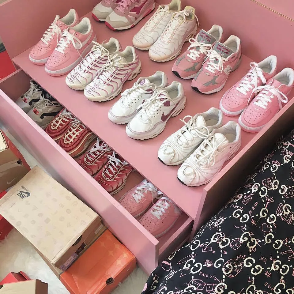Những cô nàng sở hữu tủ giày sneaker trong mơ của mọi cô gái Những cô nàng sở hữu tủ giày sneaker trong mơ của mọi cô gái
