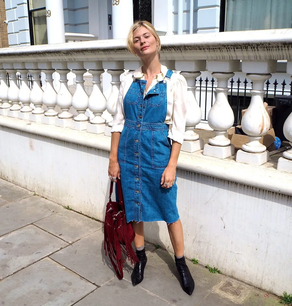 cô gái mặc trang phục denim gồm váy yếm và áo tay bồng