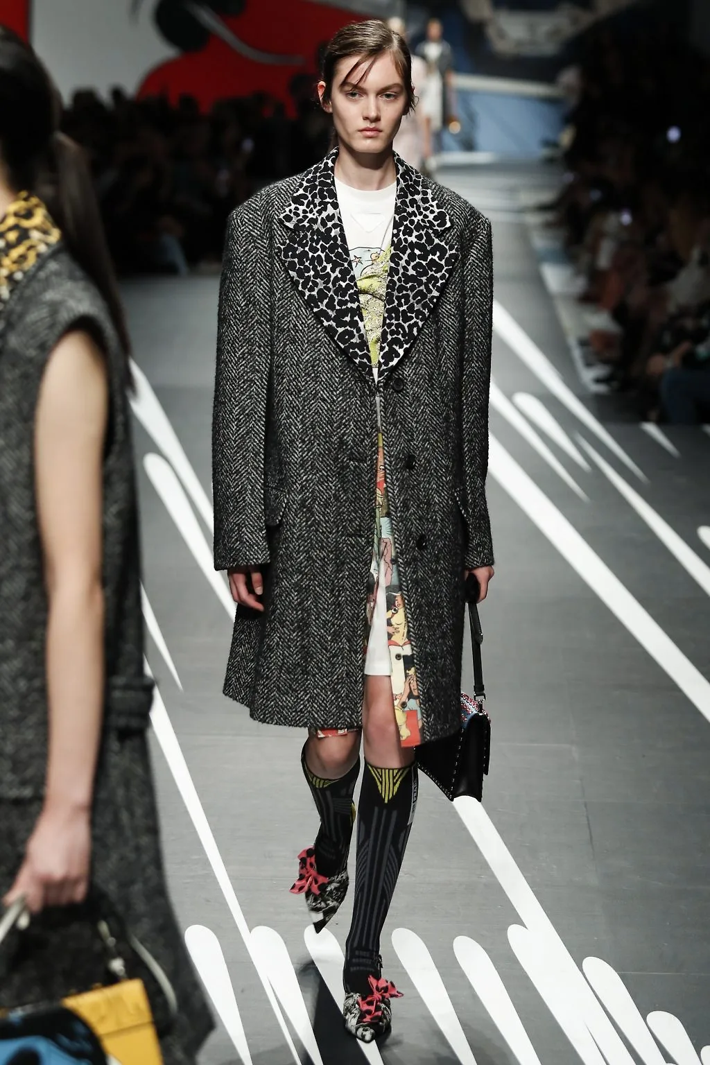 Prada Ready-to-wear Xuân 2018: Về những người phụ nữ mạnh mẽ, náo nhiệt và đầy sức quyến rũ Prada Ready-to-wear Xuân 2018: Về những người phụ nữ mạnh mẽ, náo nhiệt và đầy sức quyến rũ