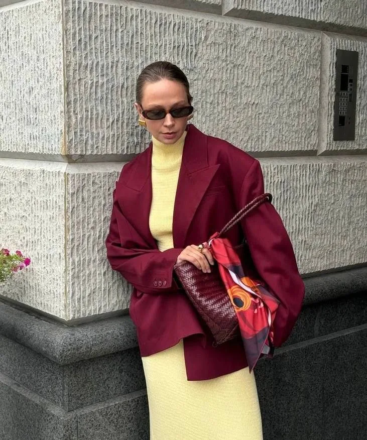 Váy satin vàng phối cùng suit đỏ sang trọng