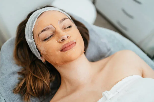 Trước khi ra ngoài nắng 30 phút, bạn hãy bôi hỗn hợp này vào các vùng da để hở, để cho làn da của mình an tâm là được chống nắng một cách an toàn