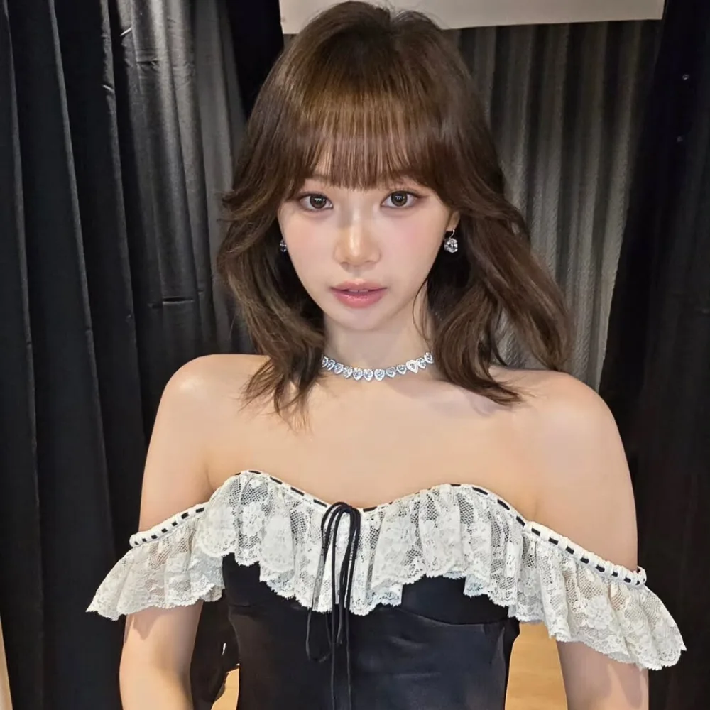 Kim Chae-won (LE SSERAFIM) diện áo trễ vai cùng tạo kiểu tóc xoăn lơi