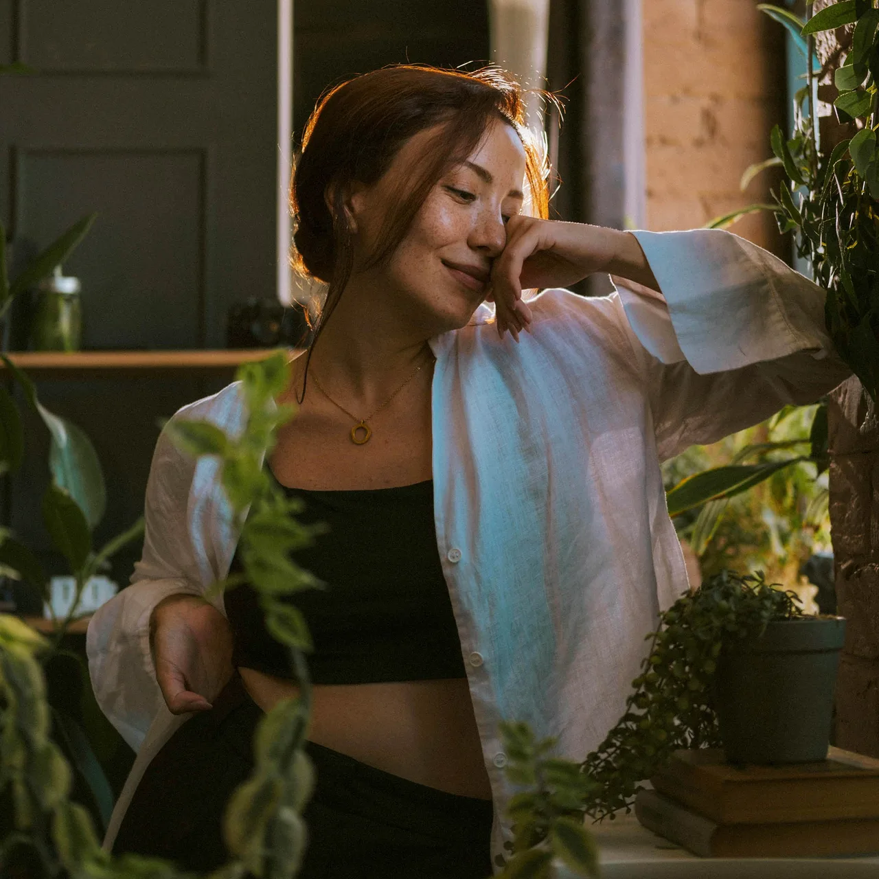 cô gái khoác sơ mi trắng có cuộc sống tích cực