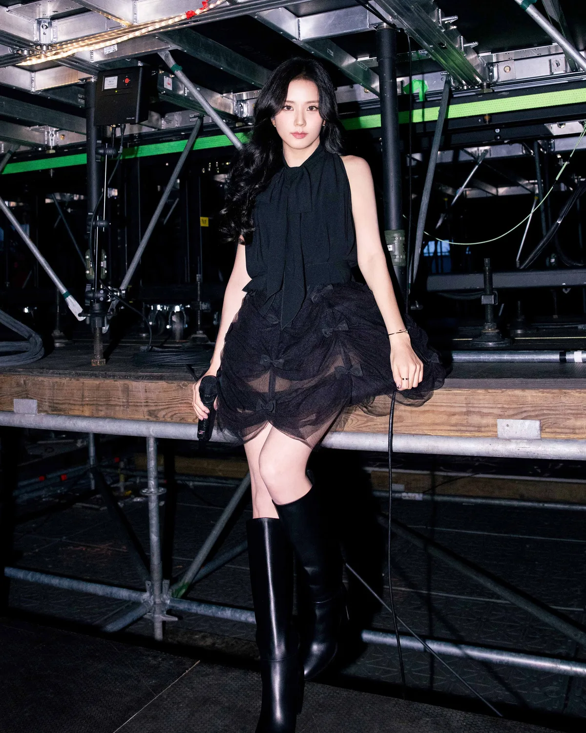 Váy đen Dior của Jisoo trên sân khấu
