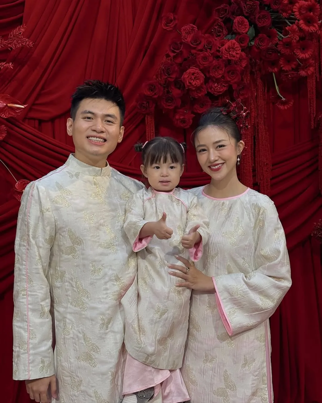 Gia đình cùng diện áo dài gấm màu be phối hồng làm tăng vẻ thanh tao, nền nã giữa không gian Tết.