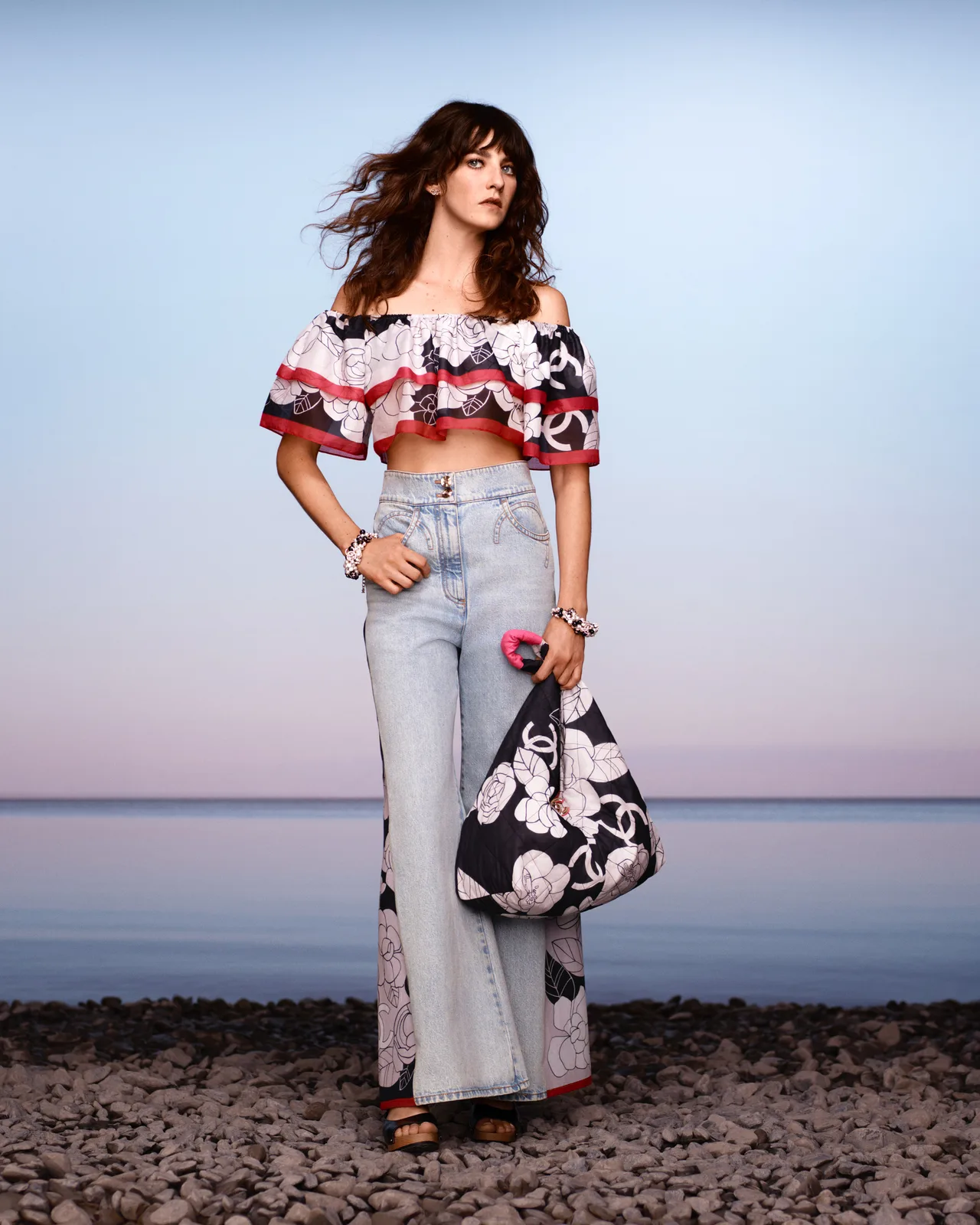 BST Chanel Cruise 2021 - Áo crop-top trễ vai xếp tầng và quần jeans ống loe