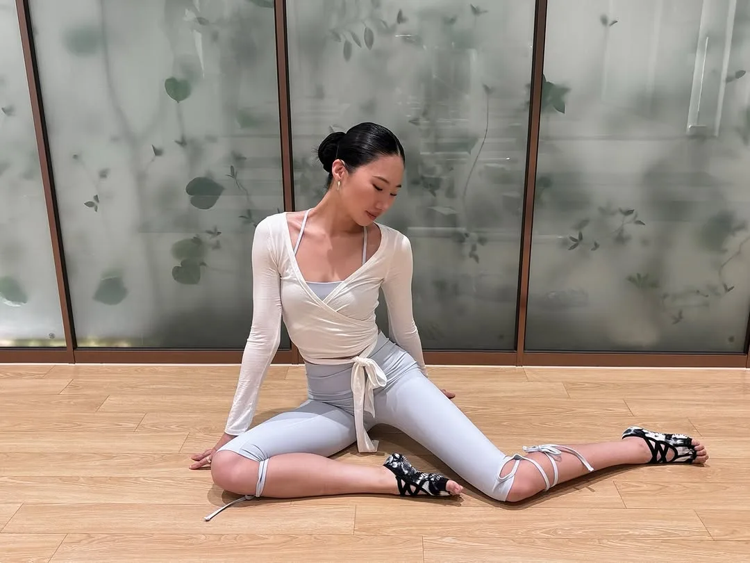 Croptop cổ chữ V tay dài giúp phần cổ thanh thoát và vẻ ngoài nữ tính hơn.