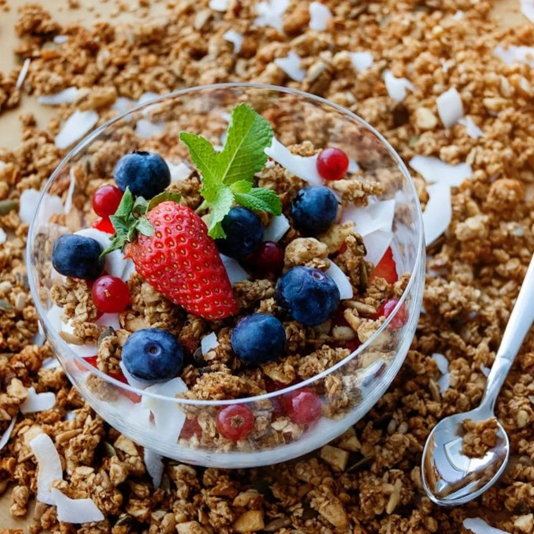 Granola và sữa chua và trái cây