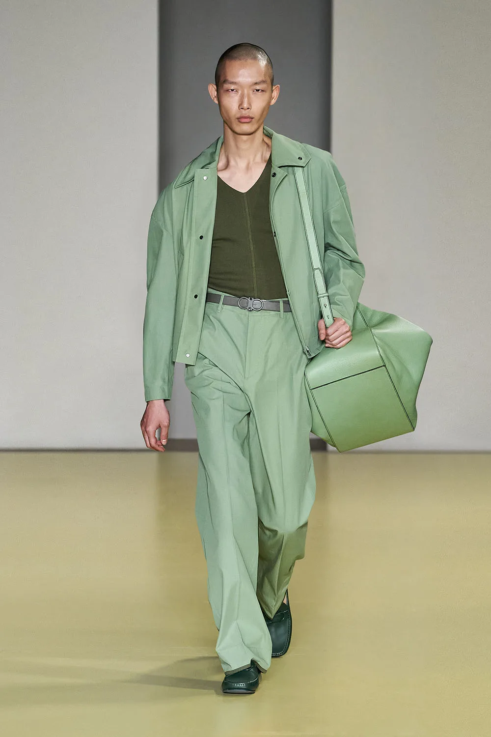 Salvatore Ferragamo BST Xuân Hè 2021 và bộ trang phục nam màu xanh