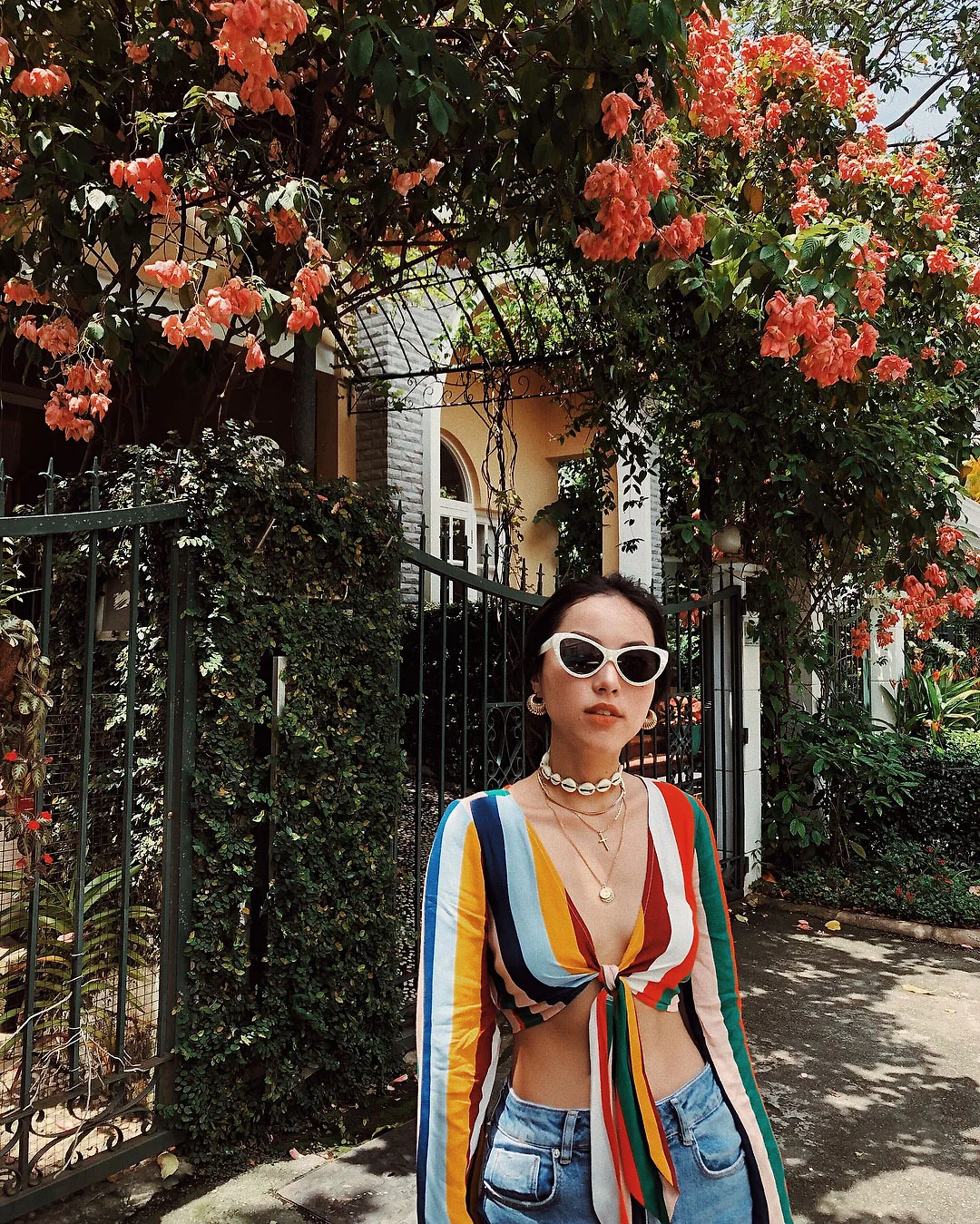 Thời trang mùa Hè - Lê Hà Trúc mặc áo croptop họa tiết kẻ dọc màu sắc