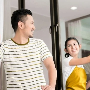 Vì sao các ông chồng hay... ngại chọn quà tặng vợ?