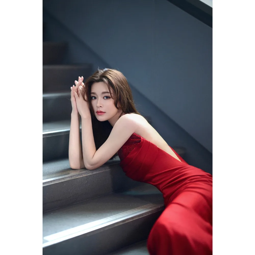 Nữ diễn viên Văn Vịnh San tạo dáng quyến rũ. 