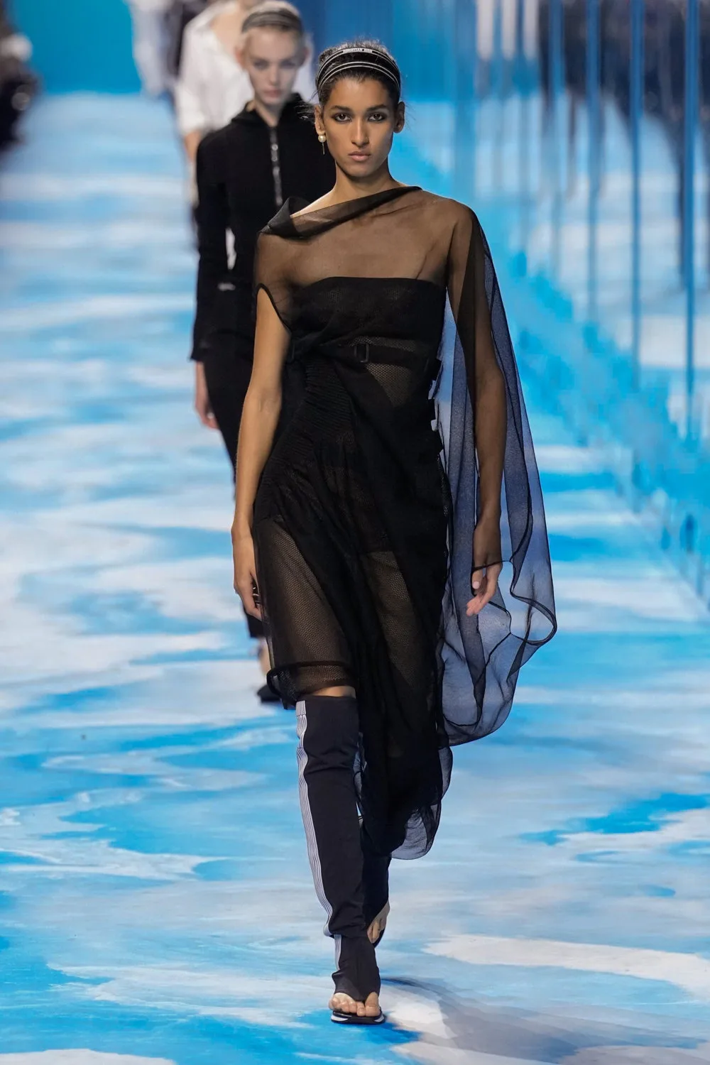 đầm voan đen Dior