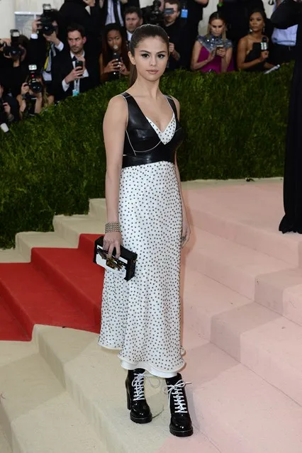Selena trong thiết kế váy của Louis Vuitton