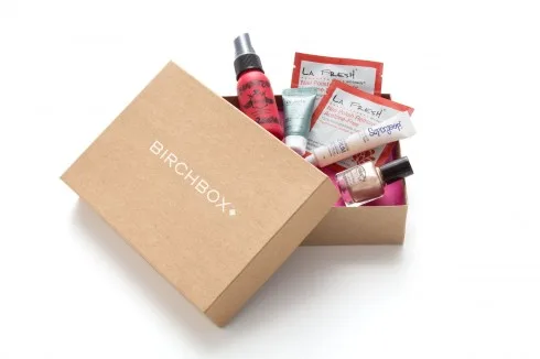 Bạn đã từng sử dụng dịch vụ đặt báo dài hạn? "Beauty Box" chính là hình thức kinh doanh hệt như thế. Chỉ cần đăng ký, điền các thông tin cơ bản và tình trạng cũng như sở thích làm đẹp của bản thân, nhà cung cấp sản phẩm Beauty Box sẽ tùy biến chiếc hộp làm đẹp với những sản phẩm minisize phù hợp đến bạn.