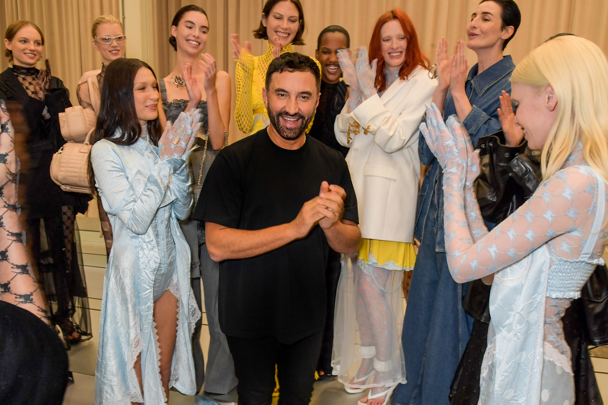 Riccardo Tisci trong hậu trường show diễn Burberry