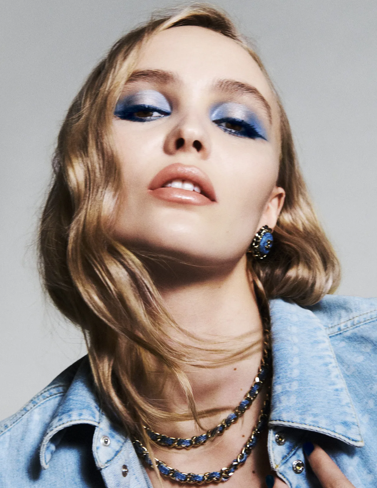 Hình ảnh Lily-Rose Depp với phấn mắt màu xanh ánh nhũ.