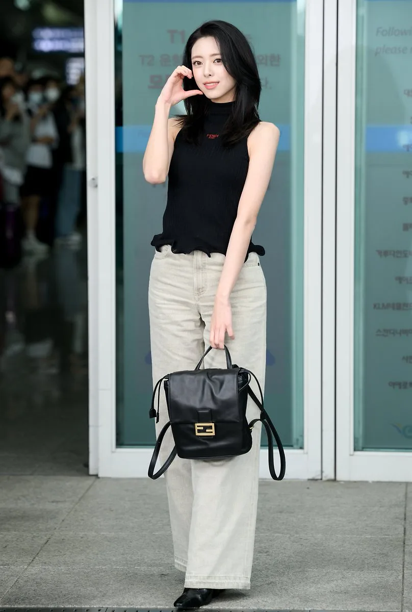 Yuna (ITZY) diện áo không tay màu đen