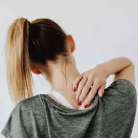 cô gái xoa bóp để giảm đau vai