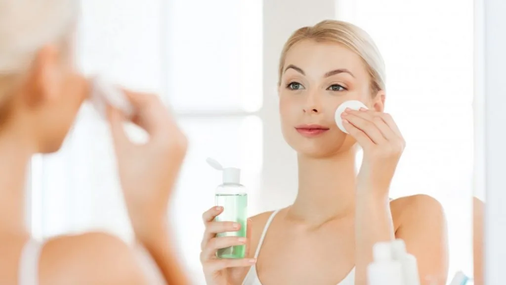 cô gái đang cầm bông lau mặt làm sạch sai cách