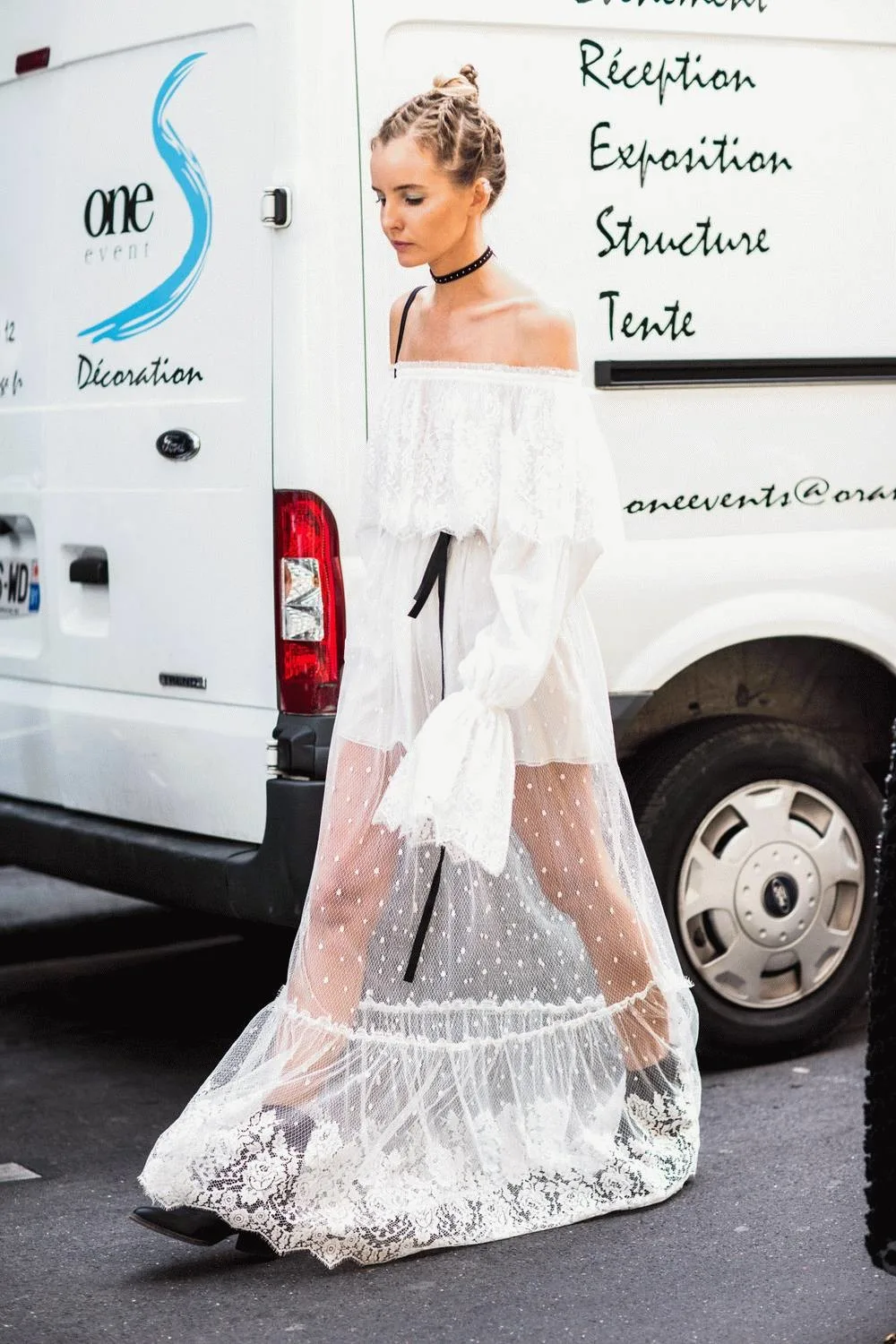 phối đồ white-on-white đầm maxi boho