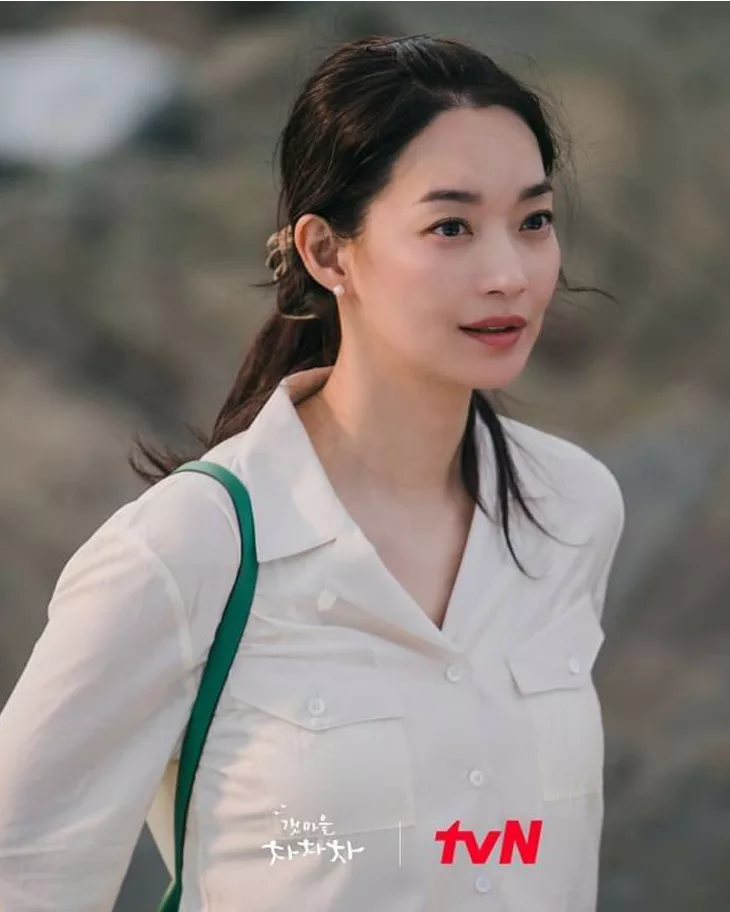 Vẻ đẹp trẻ trung, rạng ngời của Shin Min Ah trong Hometown Cha-Cha-Cha Vẻ đẹp trẻ trung, rạng ngời của Shin Min Ah trong Hometown Cha-Cha-Cha