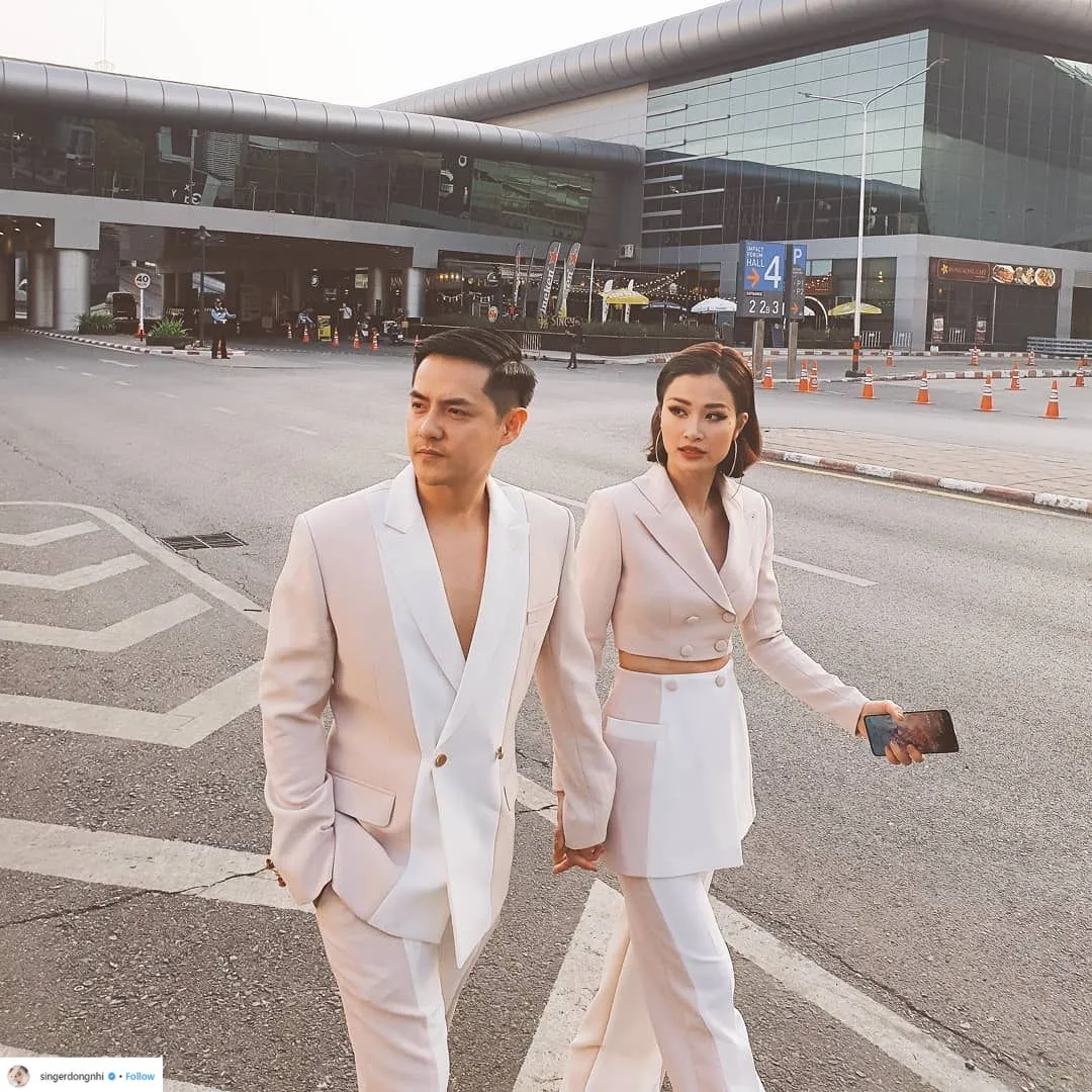 đông nhi ông cao thắng blazer màu beige trắng