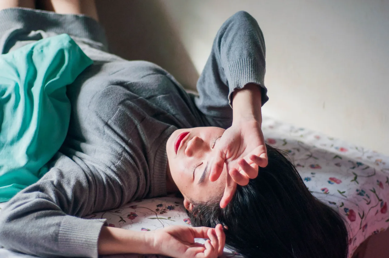 cô gái nằm vắt tay lên trán