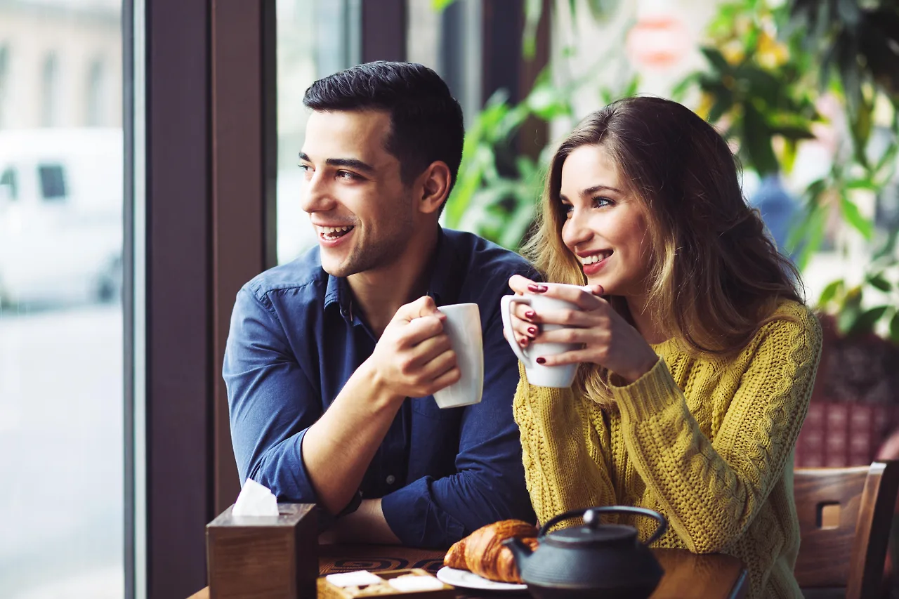 cặp đôi uống cà phê Bắc Âu hạnh phúc